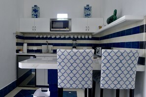 Fridge, microwave, oven, stovetop - Come Stay in our luxury Blue Casita with our resort Pool & sundeck (Merida)