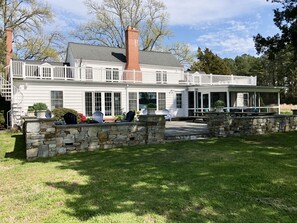 Terrace/patio - Waterfront Home, Large Property with Pool, Discount for Monthly/Seasonal Rentals (Cambridge)