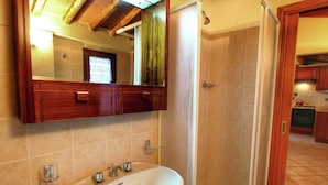 Bathroom - Spacious Holiday Home in Bucine With Pool (Bucine)