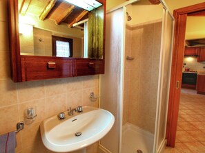 House | Bathroom - Spacious Holiday Home in Bucine With Pool (Bucine)