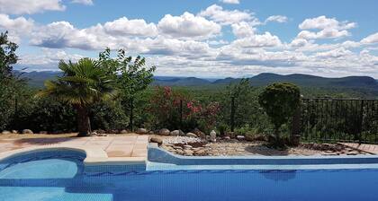 Courry Views: Pool & Nature