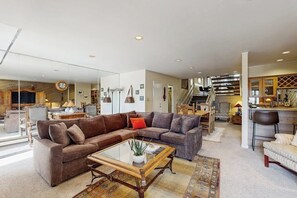 Una televisión, una chimenea, un reproductor de DVD