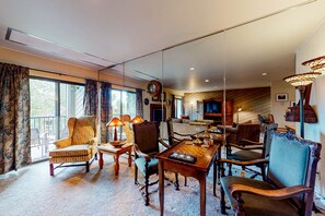 Een televisie, een open haard en een dvd-speler