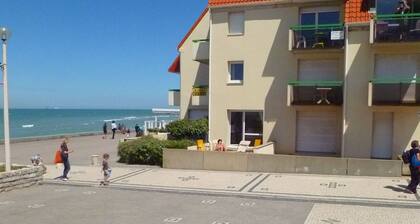 A Pleasant Little Studio Apartment With a Terrace, 30 Metres From the Beach