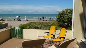 Apartment | Balcony - A Pleasant Little Studio Apartment With a Terrace, 30 Metres From the Beach (Wissant)