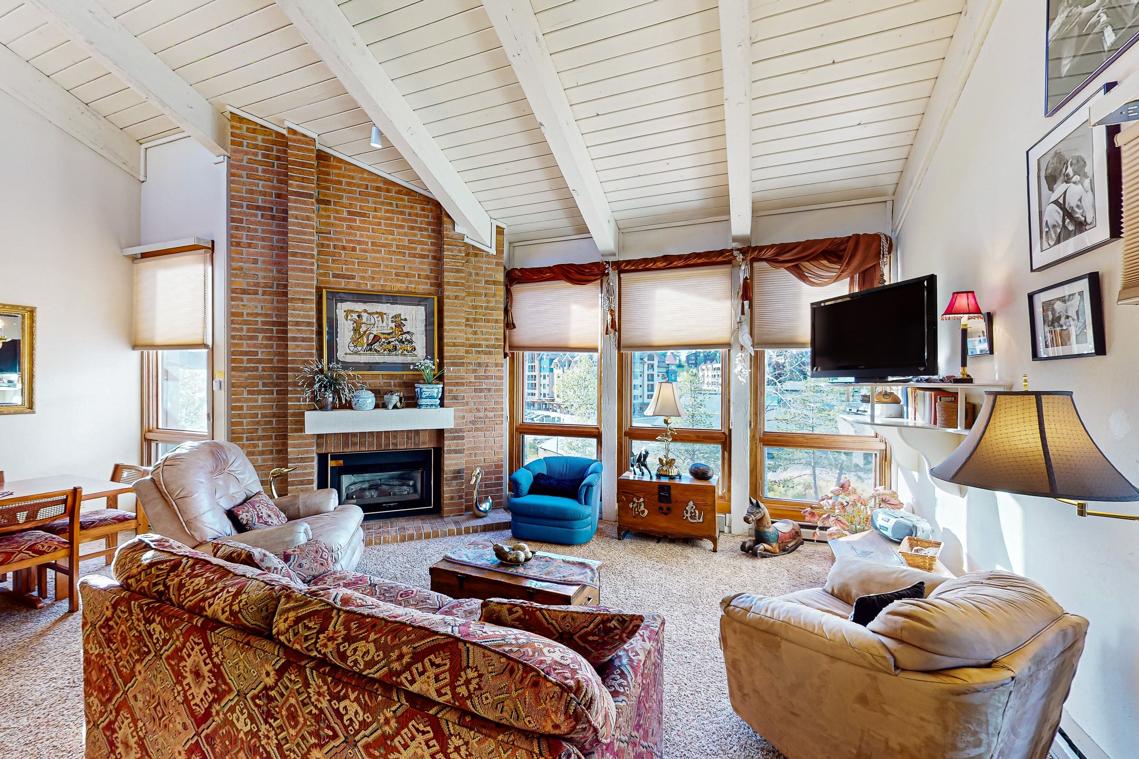 Téléviseur, foyer, lecteur de DVD, livres