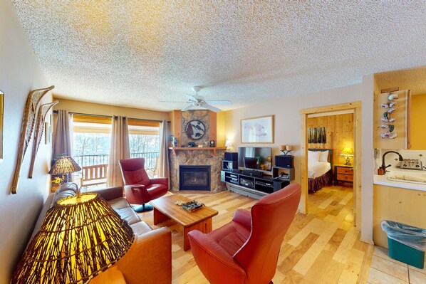 2 bedrooms, iron/ironing board, Internet, bed sheets