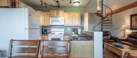 Frigorífico, microondas, horno y placa de cocina