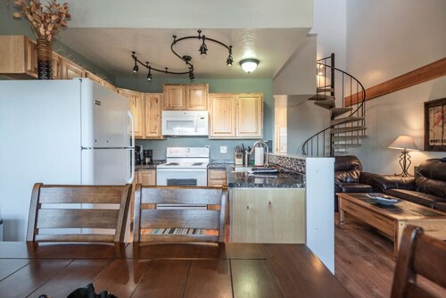 Rare Heavenly 2BR*Lake Views*Shuttle Access*Dog OK