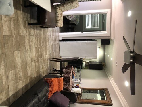 CLEAN COZY4 beds 2 bathroom guest house close to Hollywood and Disneyland