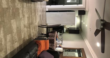 CLEAN COZY4 beds 2 bathroom guest house close to Hollywood and Disneyland