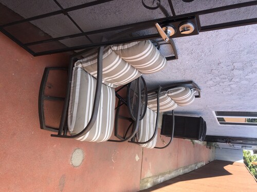 CLEAN COZY4 beds 2 bathroom guest house close to Hollywood and Disneyland