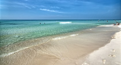 Play/Work right at the beach! Fast WiFi, Large balcony, Heated indoor pools