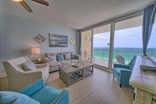 Play/Work right at the beach! Fast WiFi, Large balcony, Heated indoor pools