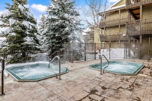 Tina de hidromasaje al aire libre