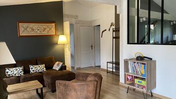 Télévision, lecteur de DVD, livres, médiathÚque