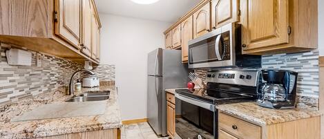 Refrigerador, microondas, horno y parrilla de estufa