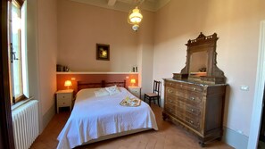 2 bedrooms, iron/ironing board, Internet, bed sheets