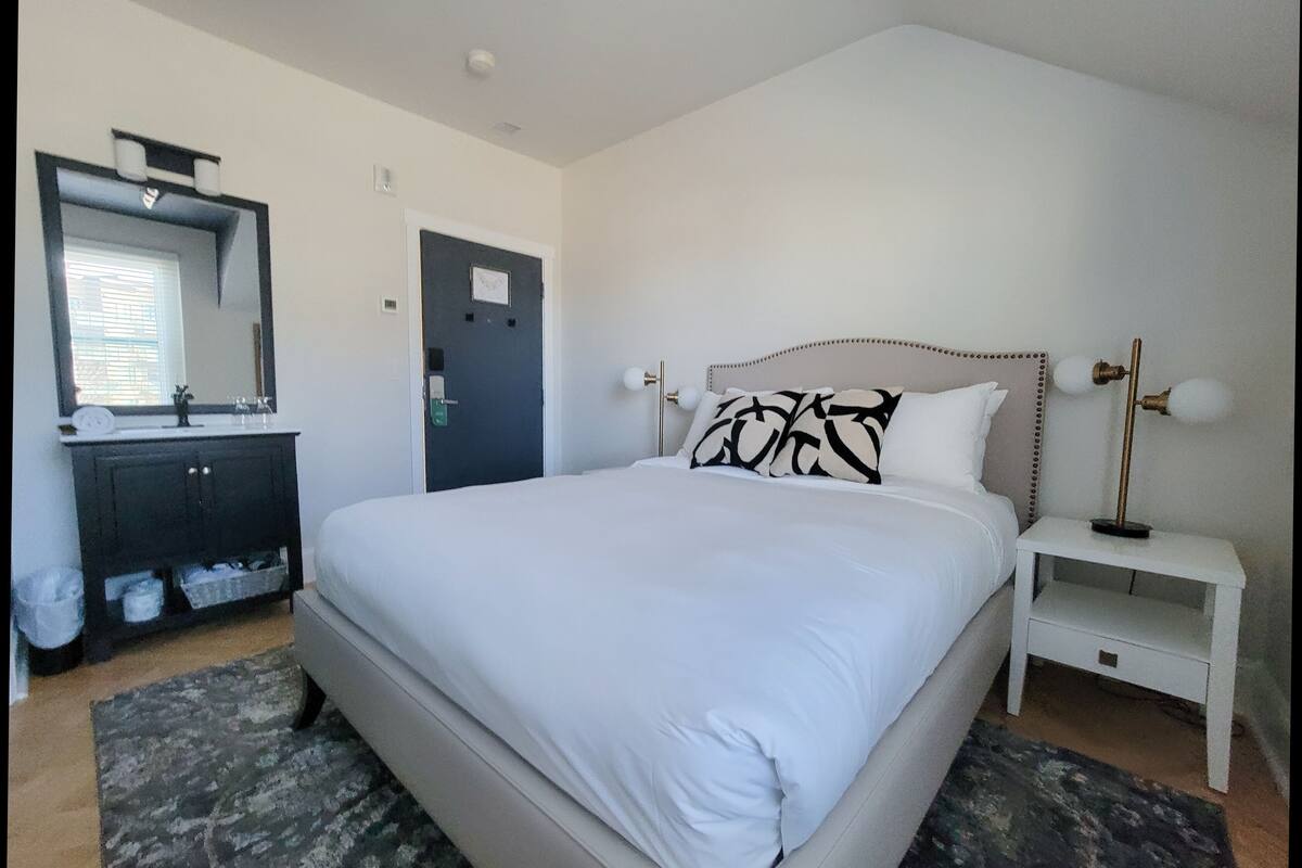 Habitación estándar, 1 cama Queen size | Ropa de cama de alta calidad y camas con pillow-top