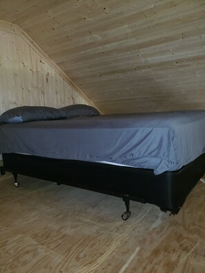1 bedroom, bed sheets