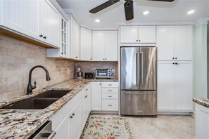 House, 3 Bedrooms | Private kitchen | Microwave, coffee/tea maker