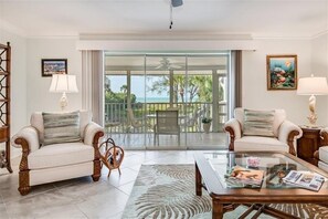 House, 3 Bedrooms | Living room | TV