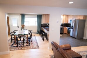 Dining - CLEAN, easy checkout. Close to downtown Bozeman, hiking, skiing, and MSU. (Bozeman)
