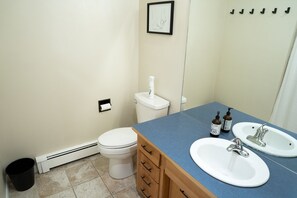Combined shower/tub, hair dryer, towels, soap - CLEAN, easy checkout. Close to downtown Bozeman, hiking, skiing, and MSU. (Bozeman)