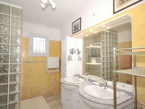 Vila | Kamar mandi | Bathtub dan handuk