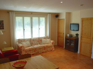 Cottage | Living room | DVD player - Gîte With Attached Guestroom in Stately Art-deco Villa With Pool and Park (Valreas)