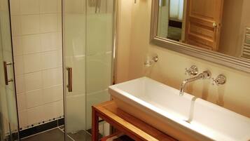 Cottage | Phòng tắm | Buồng tắm vòi sen, khăn tắm