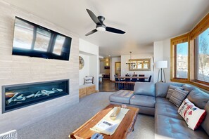 TV, peis, DVD-spiller og stereoanlegg