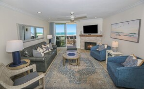 Televisión, chimenea, reproductor de DVD y futbolito 