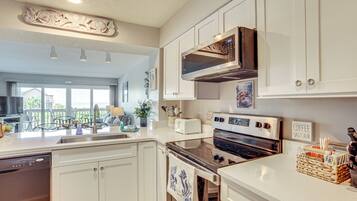 Coffee/tea maker, fridge, microwave, stovetop