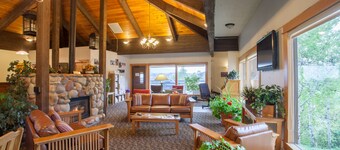 Splendid ski-in/ski-out condo w/ loft area, gorgeous sunset & valley views