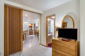 2 makuuhuonetta, silitysrauta/-lauta, ilmainen internet, vuodevaatteet