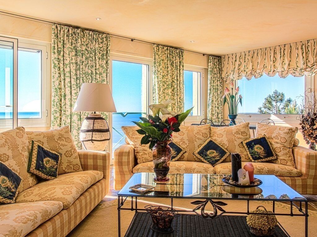 Télévision, lecteur de DVD, livres, chaîne hi-fi