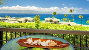 Un resort tropical con mesa de billar decorada con caracoles, con vista a una playa con palmeras y vistas al océano.
