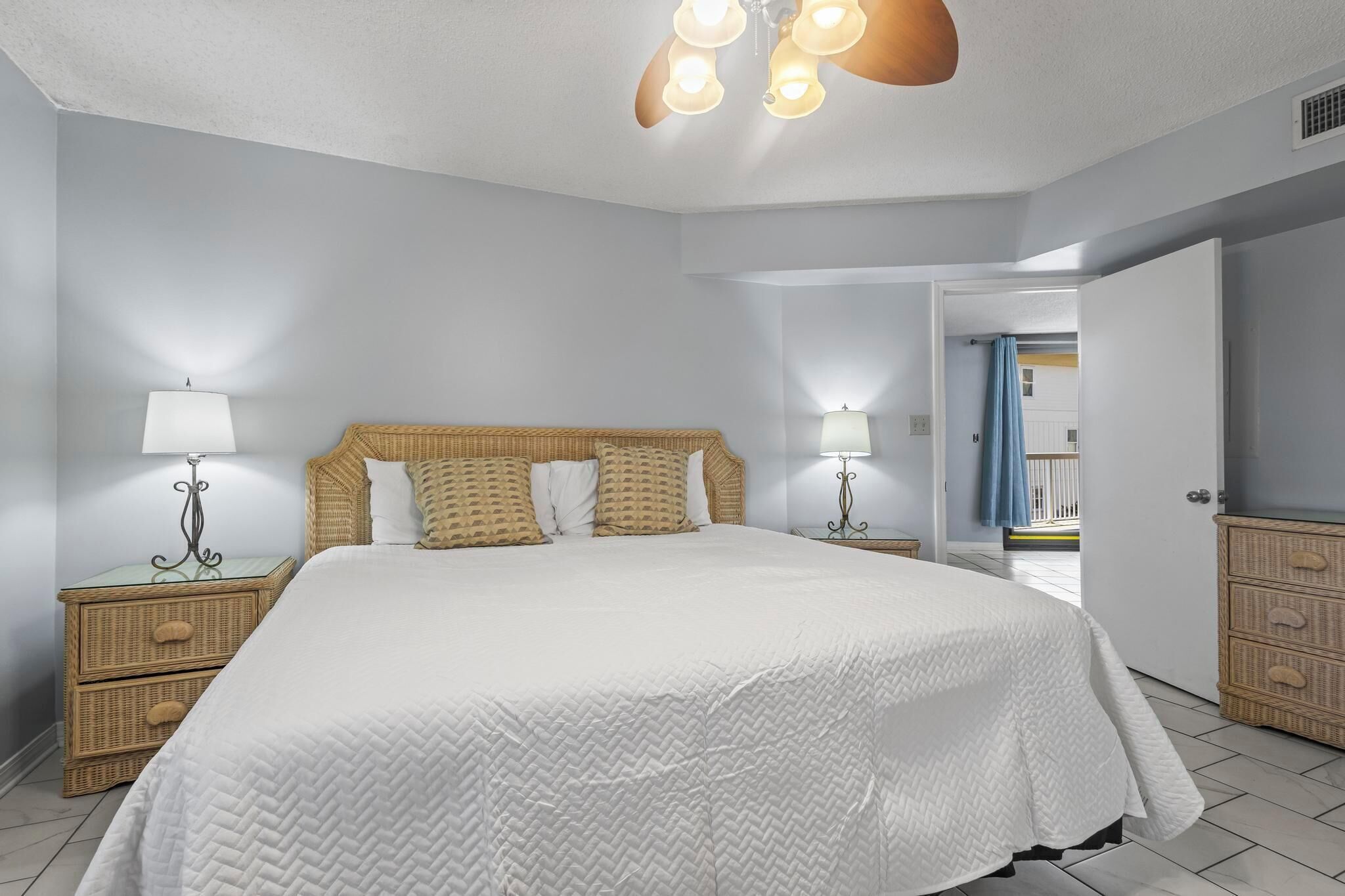 Come Enjoy This Luxury Condo Right On The Beach Of Gulf Shores! - Foley, AL