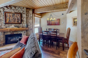 TV, caminetto, lettore DVD, videoteca