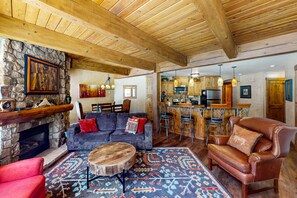 Televisión, chimenea, reproductor de DVD y videoteca 