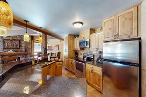 Refrigerador, microondas, horno y parrilla de estufa 