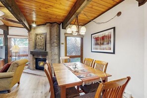 Dining - Steamboat Springs suite next to hot tubs & pool (Steamboat Springs)
