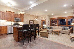 Televisión, chimenea y reproductor de DVD