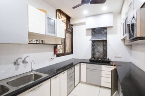 Fridge, microwave - Luxury Inn - Home With Five Star Facilities (Delhi)