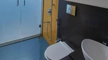 Standard Room | Bathroom | Shower, rainfall showerhead, free toiletries, towels