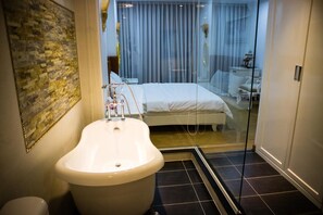 Phòng đôi Royal | Phòng tắm | Máy sấy tóc, dép đi trong nhà, khăn tắm, xà phòng