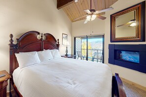 4 bedrooms, iron/ironing board, Internet, bed sheets - Large, inviting home with fabulous valley views, hot tubs & grills (Steamboat Springs)