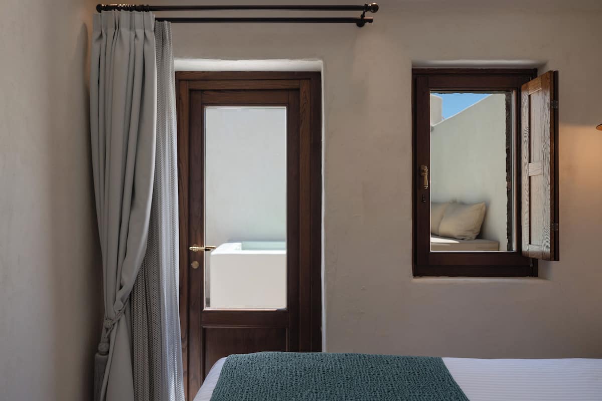 Cozy Suite with Hot Tub | 1 ๊ฐ์ ์นจ์ค, ๋ฏธ๋๋ฐ, ๊ฐ์ค ๋ด ๊ธ๊ณ , ๊ฐ๊ฐ ๋ค๋ฅธ ์คํ์ผ์ ์ธํ
๋ฆฌ์ด