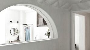 Un baño moderno con una bañera grande, un espejo y una ventana.